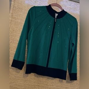 Green knit set. Excellent condition. 100% acrylic.